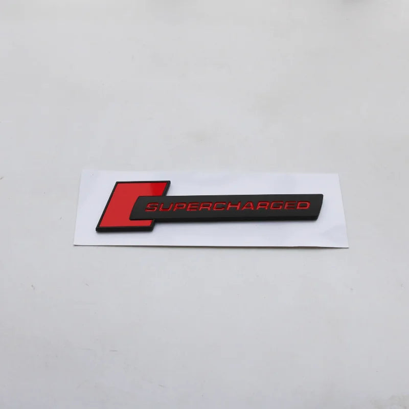 Coffre arrière de voiture avec logo suralimenté