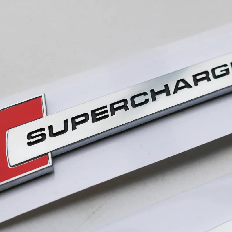 Coffre arrière de voiture avec logo suralimenté 